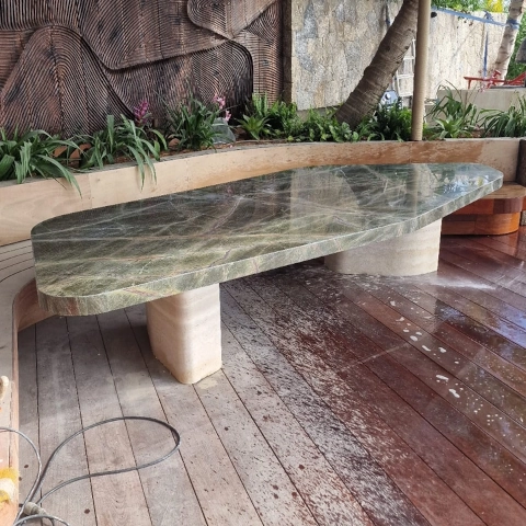 Tisch Forest Green und Travertino Classico